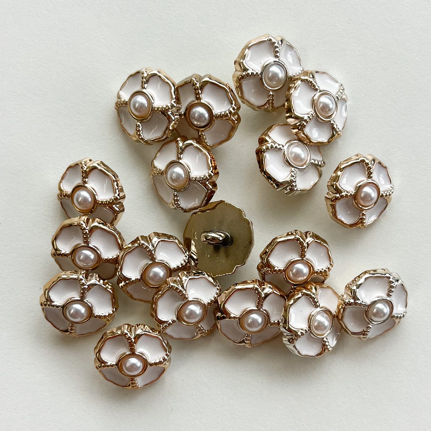 Sewing Gem - Vintage Flower Pearl Buttons - 18mm - Black or White