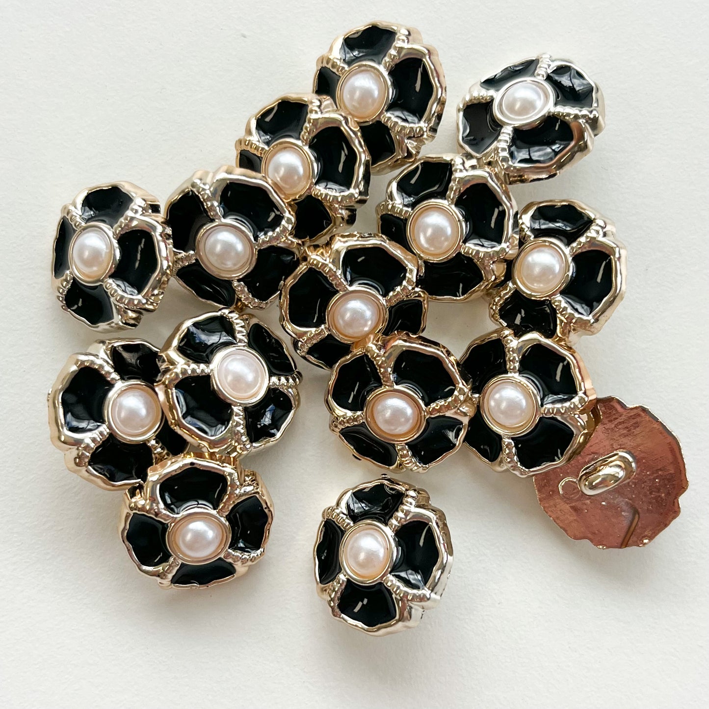 Sewing Gem - Vintage Flower Pearl Buttons - 18mm - Black or White