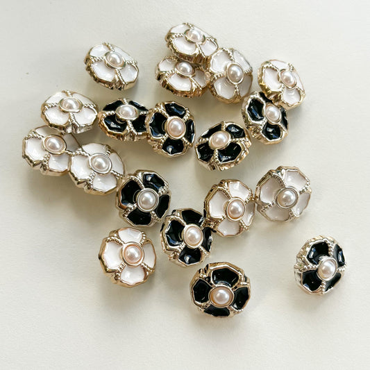 Sewing Gem - Vintage Flower Pearl Buttons - 18mm - Black or White